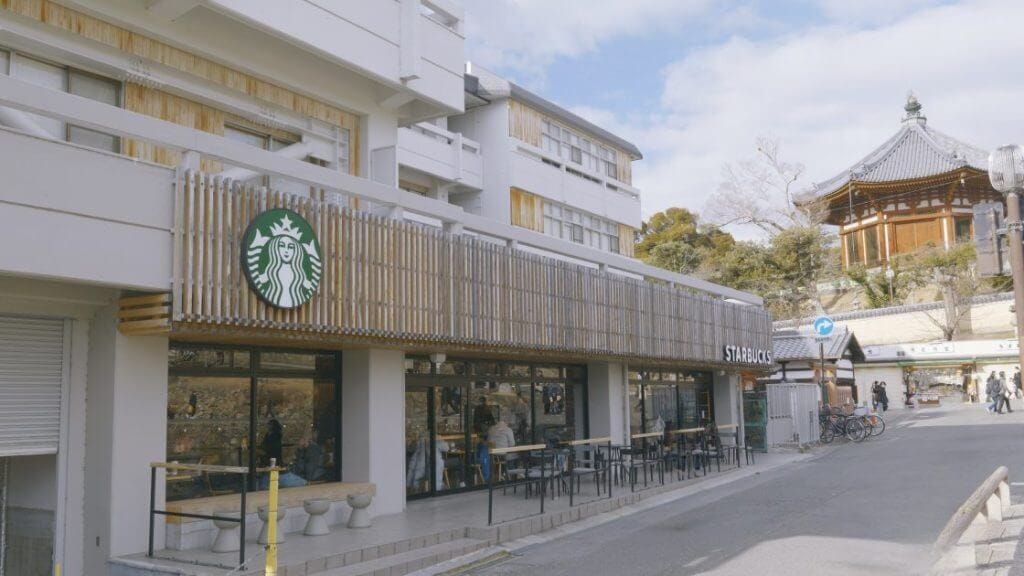 猿沢池横のスターバックスの外観