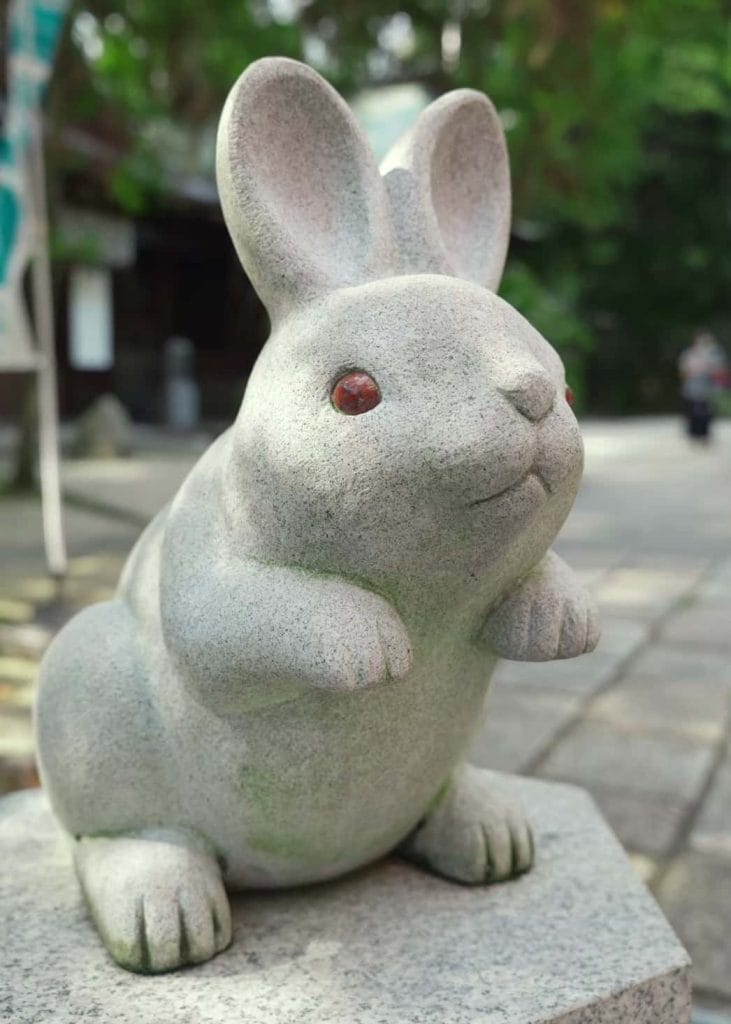 岡崎神社のウサギの石像